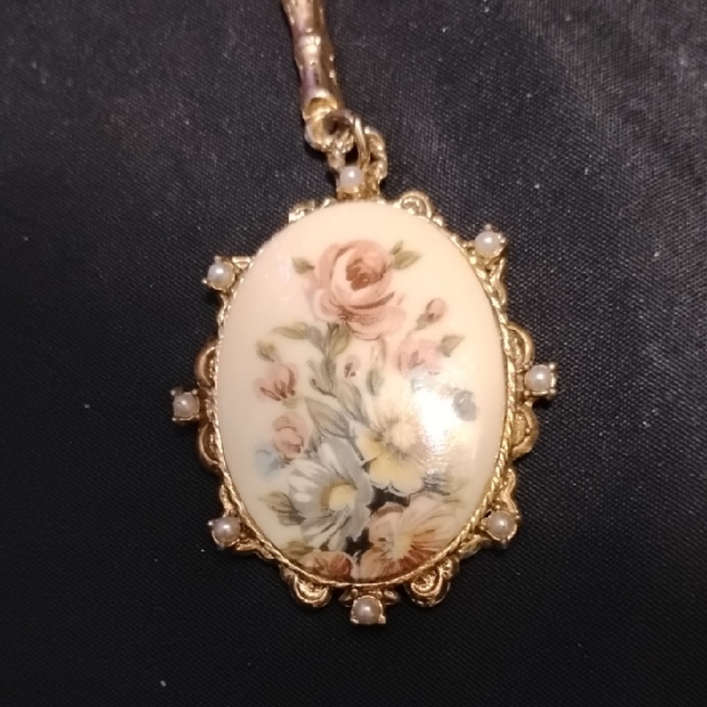 Vintage Floral Gold Ceramic Pendant Necklace